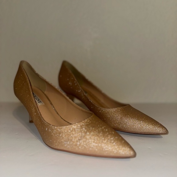 JOY IN LOVE | Low Pointy Toe Kitten Heel in Gold size 9.5 - Picture 5 of 8
